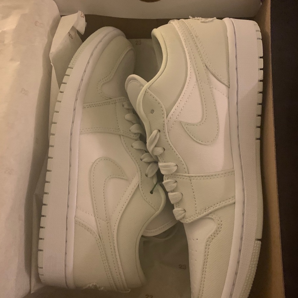 WMNS AIR JORSAN 1 LOW  (SPRUCE AURA WHITE)